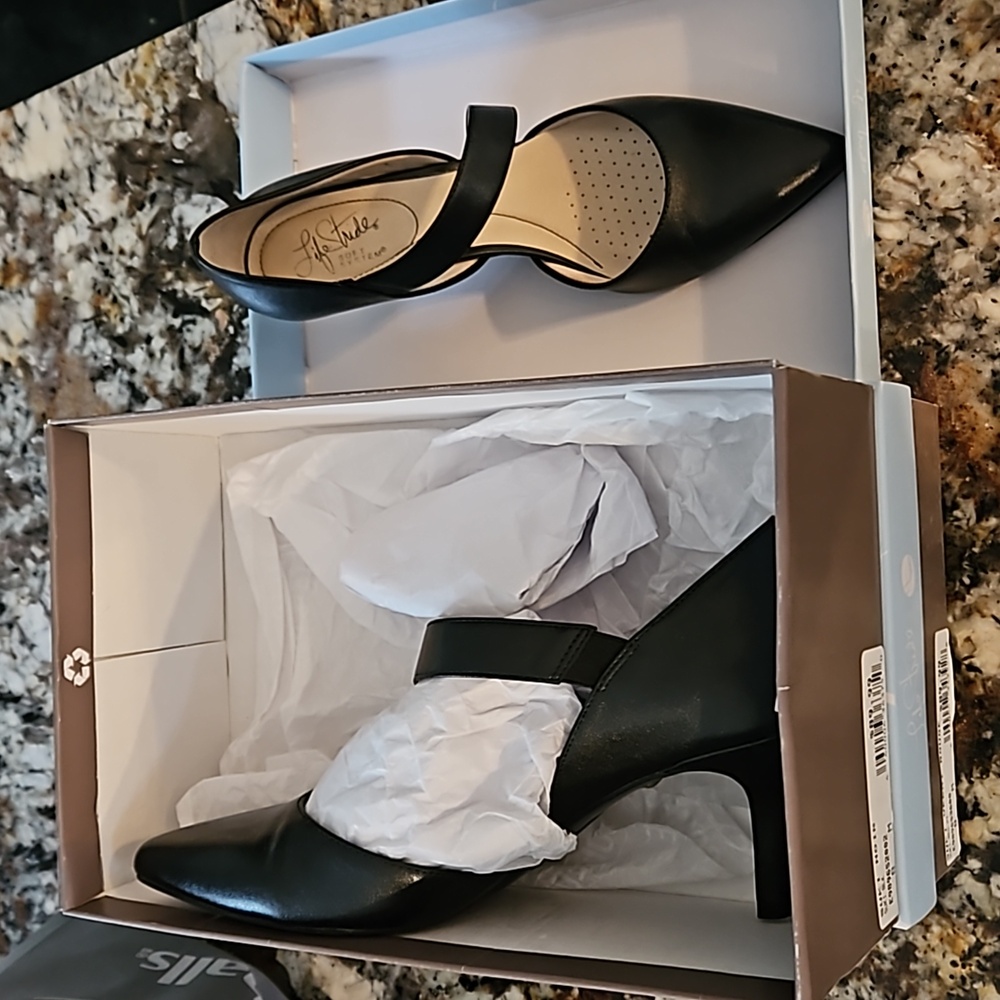 Life Stride Black 2.5" Pumps